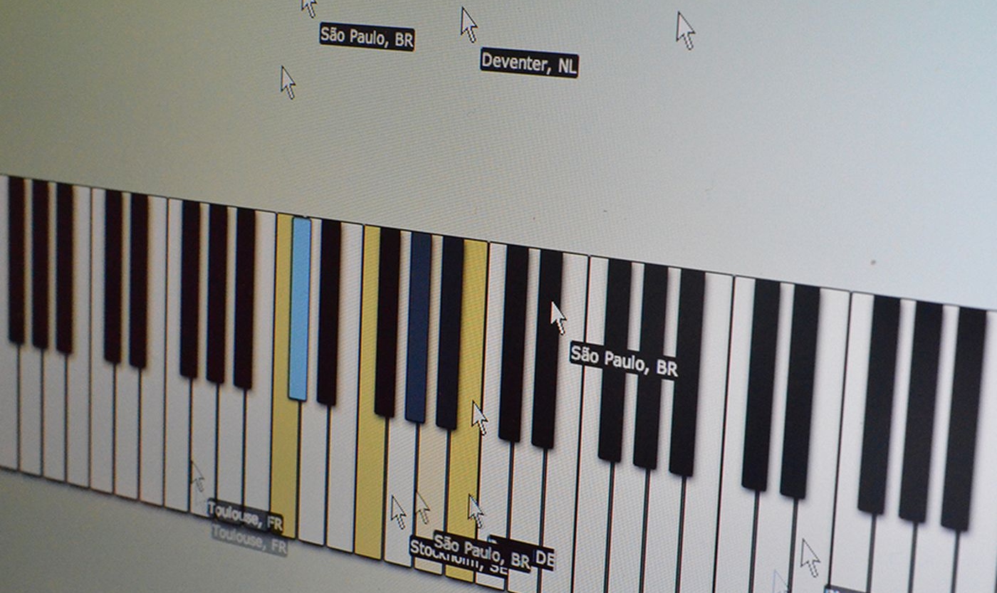 Веб-сайт многопользовательского фортепиано на экране компьютера