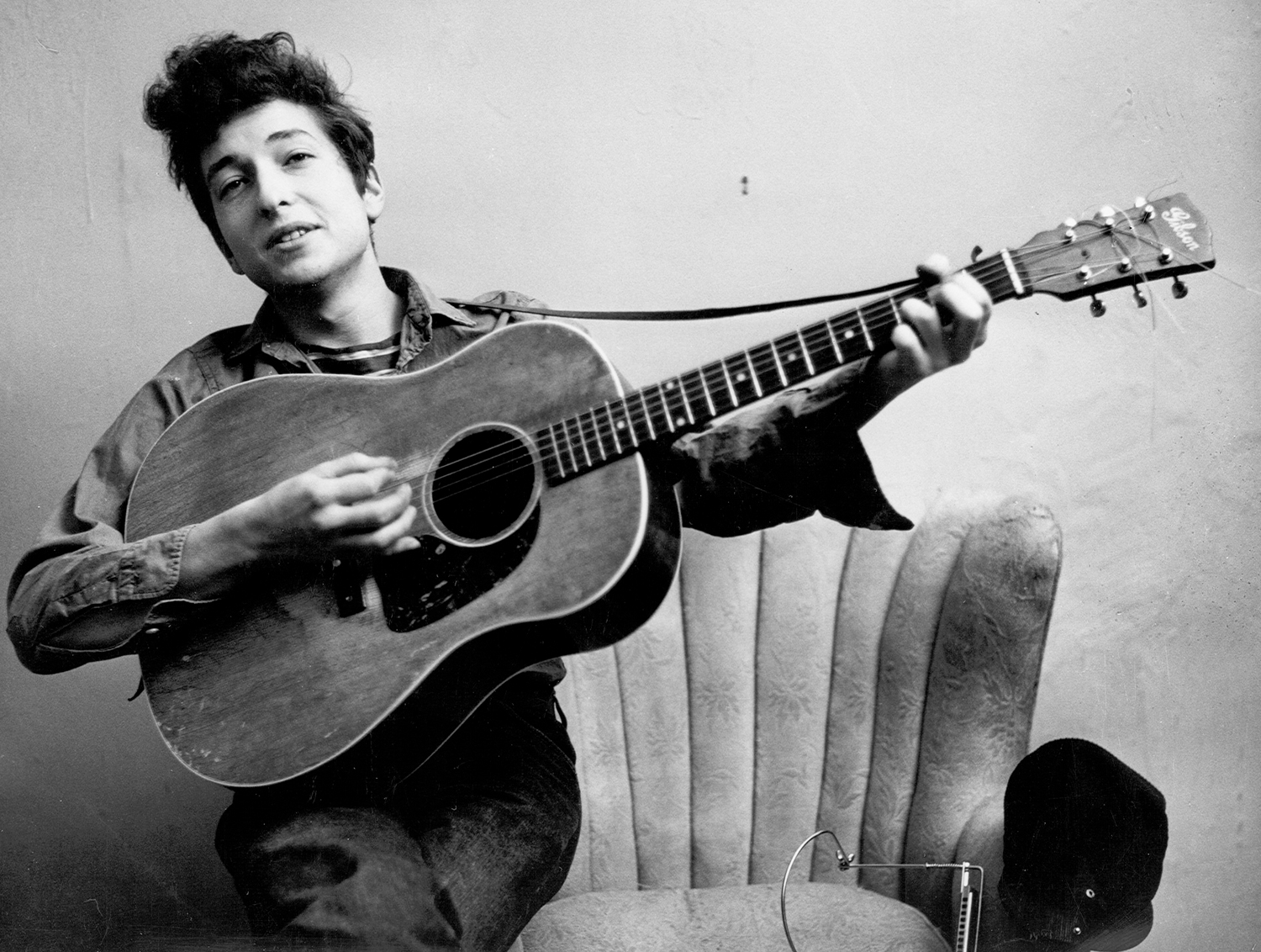 Bob dylan with his guitar